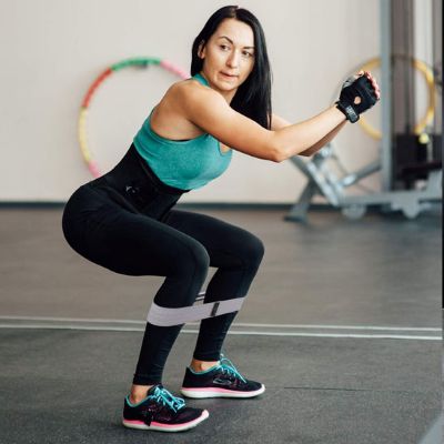 Élastique musculation Flex pack de 3 – 60 lb, 90 lb et 120 lb - femme avec elastique aux genoux fait squat Soiflex