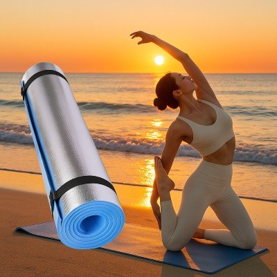 Tapis de gym VIF 10 mm antidérapant et confortable - femme a la plage avec son tapis Soiflex