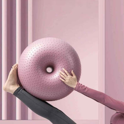 Ballon de Gym Ziva 55 cm (Beigne)-femme avec ballon sur jambe et mains qui tient