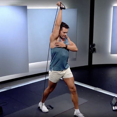 Bande de résistance ResistanceBands noir 30 lb femme fait etirement du bras gauche - Soiflex