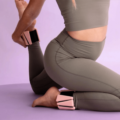 Bracelet Lesté ConfoPlus poids de 2 Lb (la paire) - fille assis avec une jambe en arrière avec bracelet Soiflex