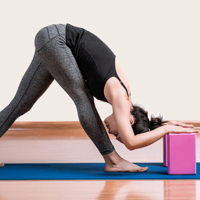 Brique yoga Lotys – Confort et stabilité pour yoga & pilates - femme pencher par en avant avec main sur brique Soiflex