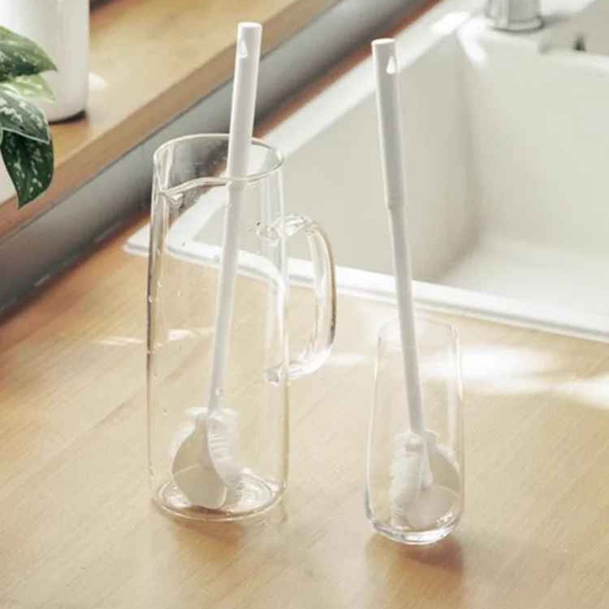 Brosse de Nettoyage Pro silicone pliable visuel dans un verre et une bouteille