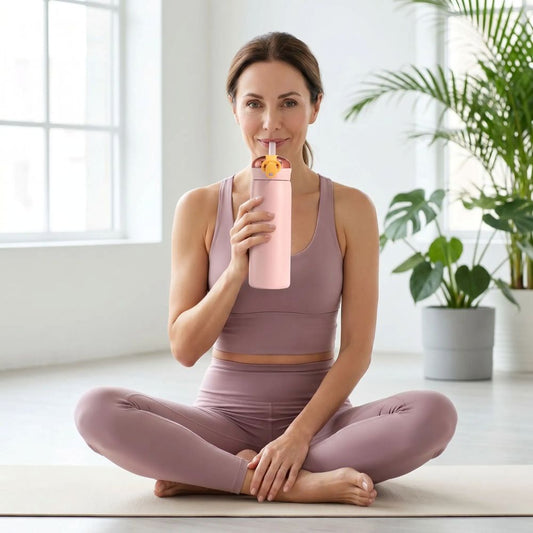 Femme utilisant la paille de la gourde sport Oasis Soiflex pendant le yoga