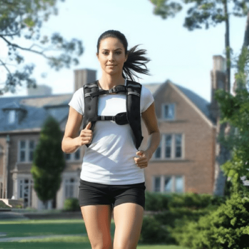 Gilet lesté RenfortPlus 11 lb – femme cour dans un parc Renforce endurance et muscles - Soiflex