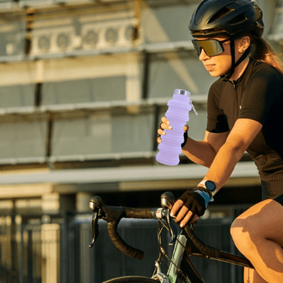 Gourde CompactFlex 500 ml – Pratique et facile à transporter -femme a bicyclette avec sa gourde Soiflex