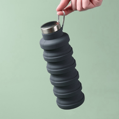 Gourde CompactFlex 500 ml – Pratique et facile à transporter - visuel de la gourde dans une main Soiflex