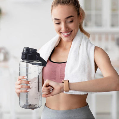 gourde source femme regarde montre