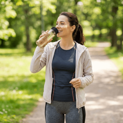 Gourde de sport Viva 500 ml – Idéale pour entraînements - femme au parc boit dans sa gourde Soiflex