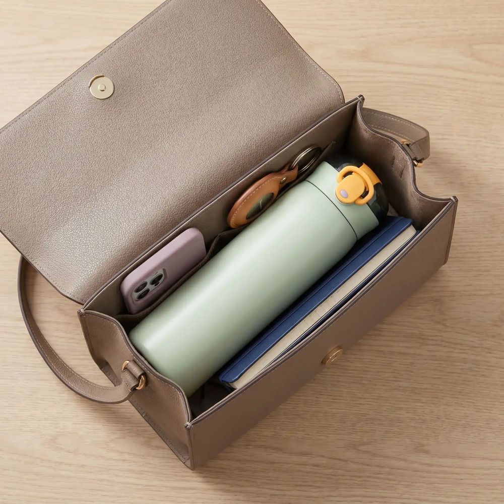 Gourde isotherme Oasis Soiflex anti-fuite couchée dans un sac à main