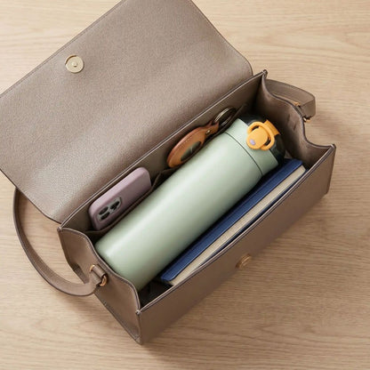 Gourde isotherme Oasis Soiflex anti-fuite couchée dans un sac à main