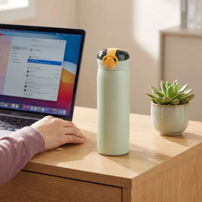 Gourde isotherme anti-fuite Oasis Soiflex posée sur un bureau