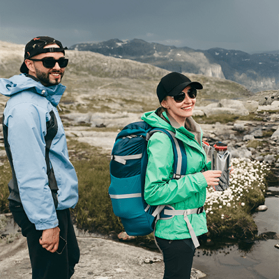 Gourde pour le sport Pliable 700 ml – Facile à emporter partout - un couple en montagne avec leur gourde Soiflex