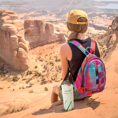 Gourde pour le sport Pliable 700 ml – Facile à emporter partout - femme en montagne assise avec sa gourde Soiflex