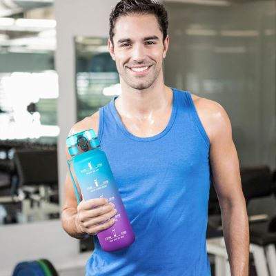 gourde sport sommet homme debout