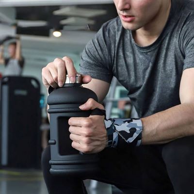 gourde sport tonus homme assis ouvre bouteille