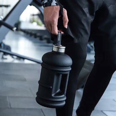 gourde sport tonus homme debout tient bouteille