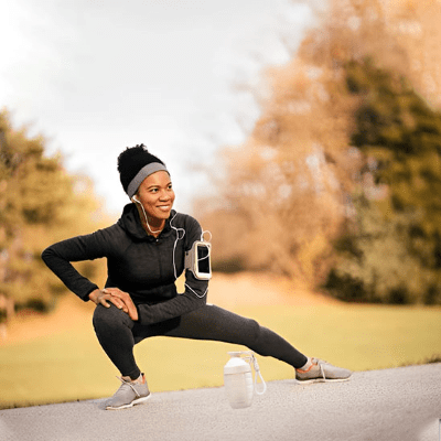 Shaker Cime 600 ml – Pratique et durable pour protéines et sport - femme fait des squat avec son shaker a cote d'elle Soiflex