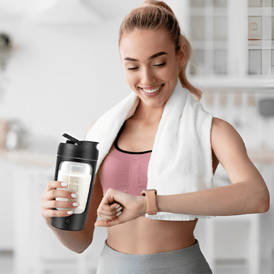 Shaker LumiPro 630 ml – Léger et facile à transporter - femme avec serviette au cou avec son shaker en main Soiflex
