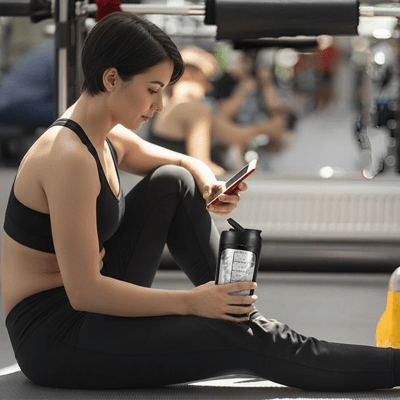 Shaker LumiPro 630 ml – Léger et facile à transporter - femme assis sur trottoir avec son shaker Soiflex