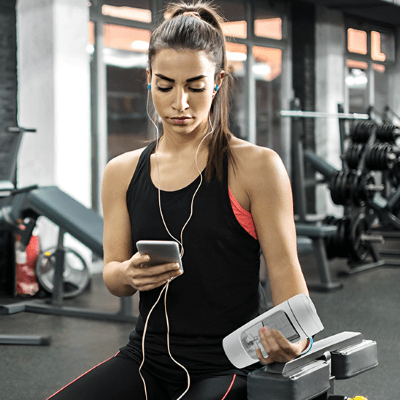 Shaker LumiPro 630 ml – Léger et facile à transporter - femme au gym avec son shaker Soiflex
