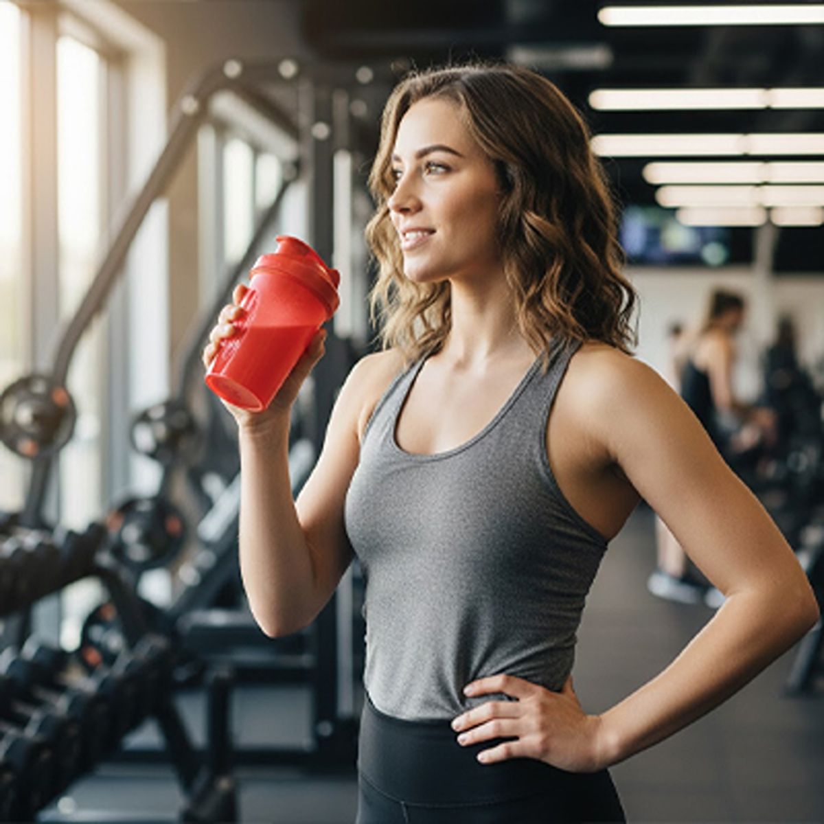 Shaker Protéine Étanche 400ml avec Boule de Mélange femme au gym boit son shake