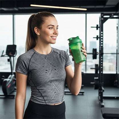 Shaker Protéine Étanche 400ml avec Boule de Mélange femme en salle de sport boit son shake