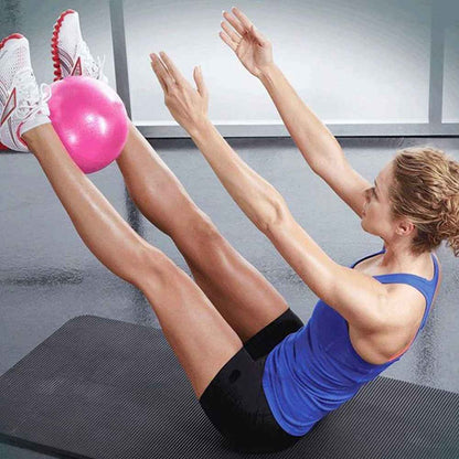 Ballon de gym 25 cm antidérapant | Pilates & fitness – Loka -femme jambe et main en l'air avec ballon sur jambe Soiflex