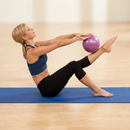 Ballon de gym 25 cm antidérapant | Pilates & fitness – Loka -femme assis sur tapis avec ballon main sur pied Soiflex