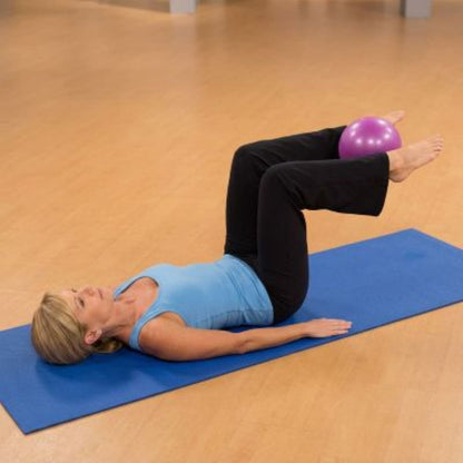 Ballon de gym 25 cm antidérapant | Pilates & fitness – Loka - femme coucher sur dos avec ballon sur pied Soiflex