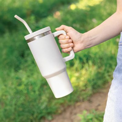 Bouteille isotherme Flex 1.2 L/1200 ml – Pratique et durable pour sport -une main tient la bouteille blanche Soiflex