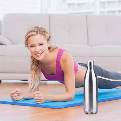 Gourde isotherme Éclat 750 ml – Maintient boisson chaude/froide - femme sur tapis de yoga gourde grise a cote d'elle Soiflex