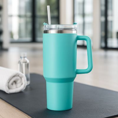 Bouteille isotherme Flex 1.2 L/1200 ml – Pratique et durable pour sport - bouteille verte sur table Soiflex