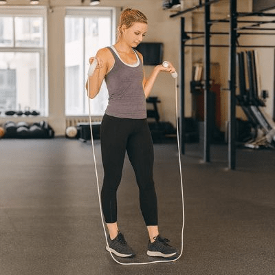 Corde a sauter L'élan – femme saute au gym- Soiflex