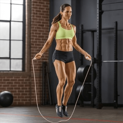 Corde a sauter L'élan – femme saute dans son salon - Soiflex