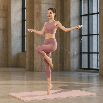Corde a sauter L'élan – femme saute dans un local de danse - Soiflex