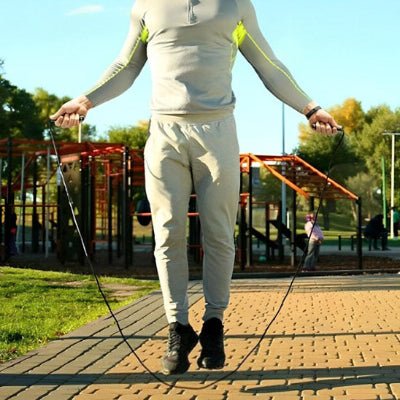 Corde a sauter Nitro homme saute dehors