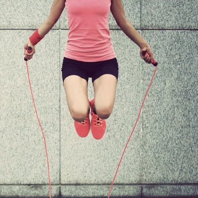 Corde a sauter pulse femme saute