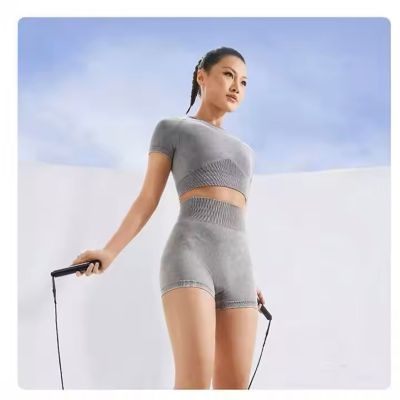 corde a sauter sans corde flash fille debout exterieur