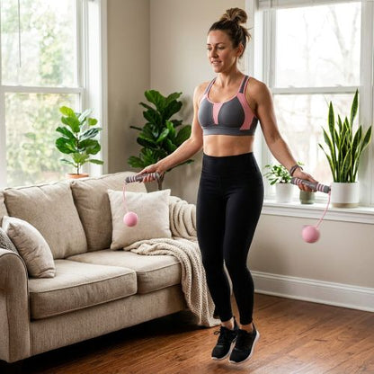 Corde à sauter sans fil JumpFit – femme saute a la corde dans la maison Léger & pratique cardio maison - Soiflex