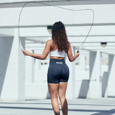 corde a sauter sprint femme de dos