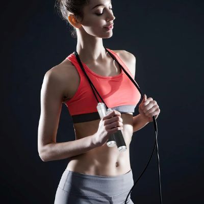 corde a sauter sprint femme tient corde