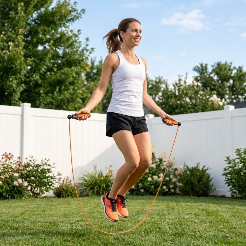 Corde sauter intelligente – femme dans son jardin saute a la corde - Soiflex