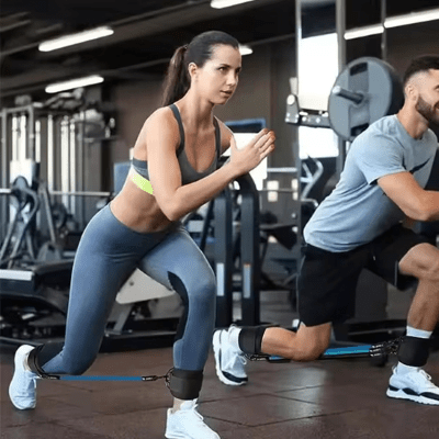Elastiques musculation Flow – Léger et facile à transporter - femme fait squat avec elatiques Soiflex