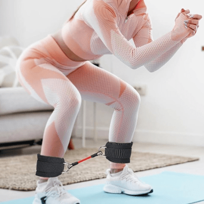 Elastiques musculation Flow – Léger et facile à transporter - femme au salon avec elatique au jambe Soiflex