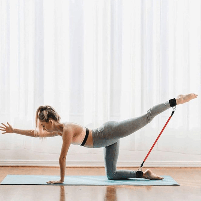 Elastiques musculation Flow – Léger et facile à transporter - femme avec elastique aux jambes Soiflex