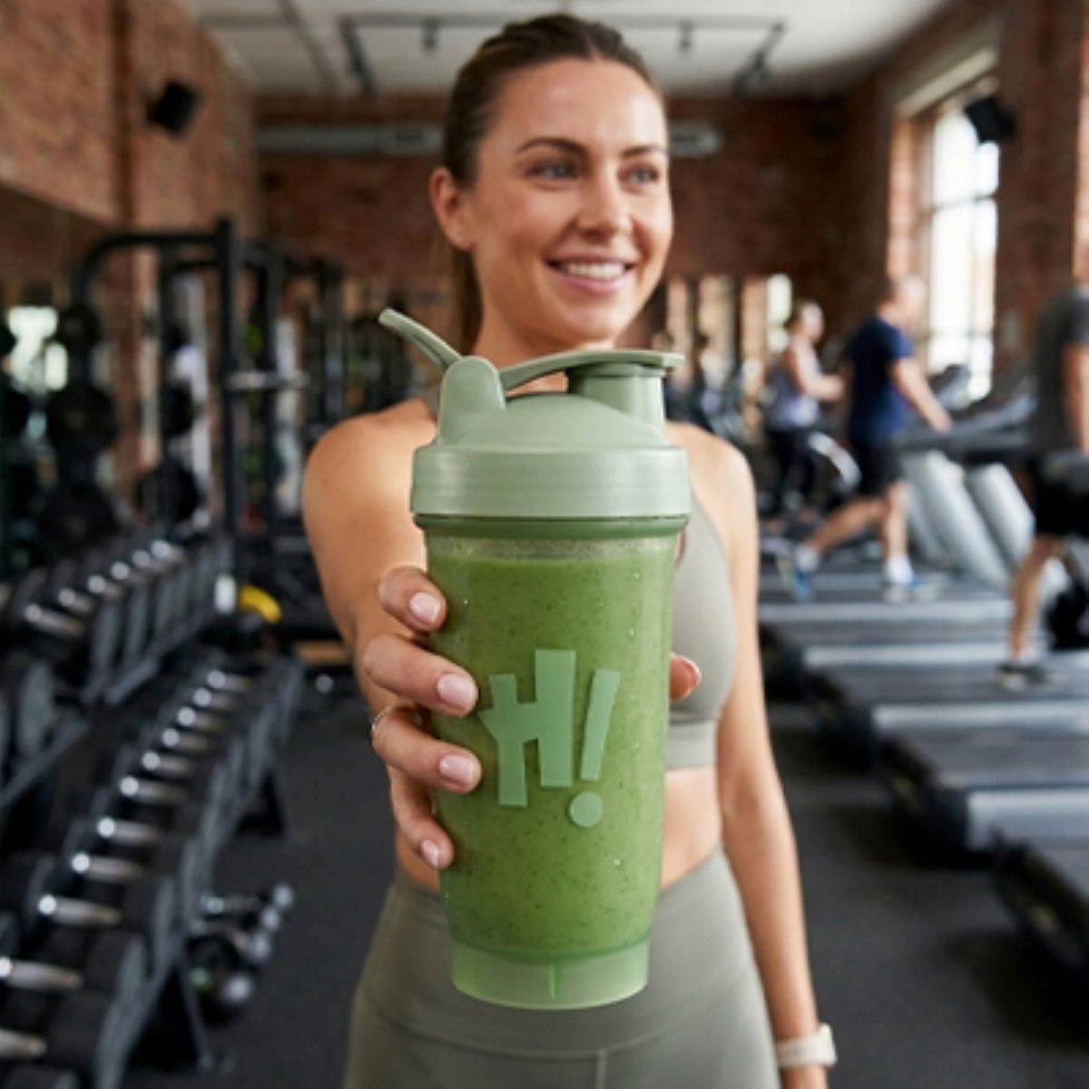 Shaker sport étanche 500 ml – une fille montre le shaker a bout de bras Gourde fitness Soiflex - Soiflex
