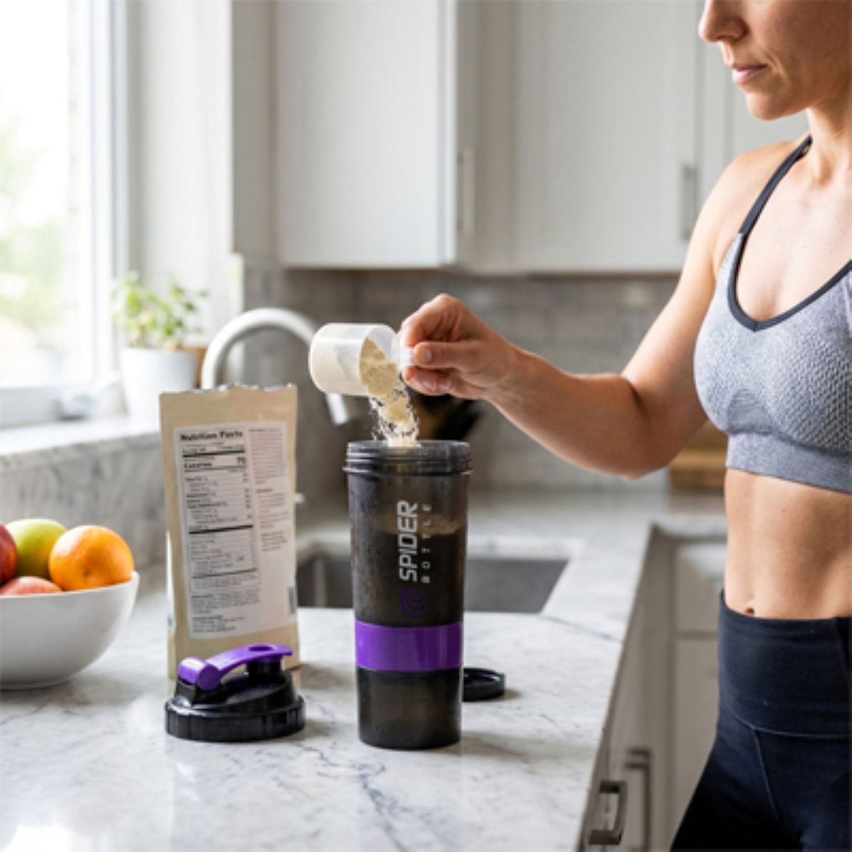 Shaker Protéine 500ml avec Boule de Mélange –femme fait un shake dans sa cuisine  - Soiflex