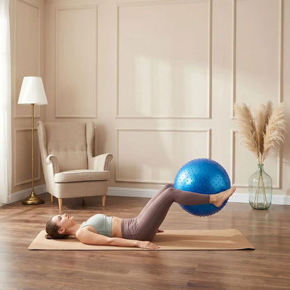 Swiss Ball Nila 65 cm à picots massant -femme dans son salon avec ballon sur les pieds Renforce muscles et coordination - Soiflex