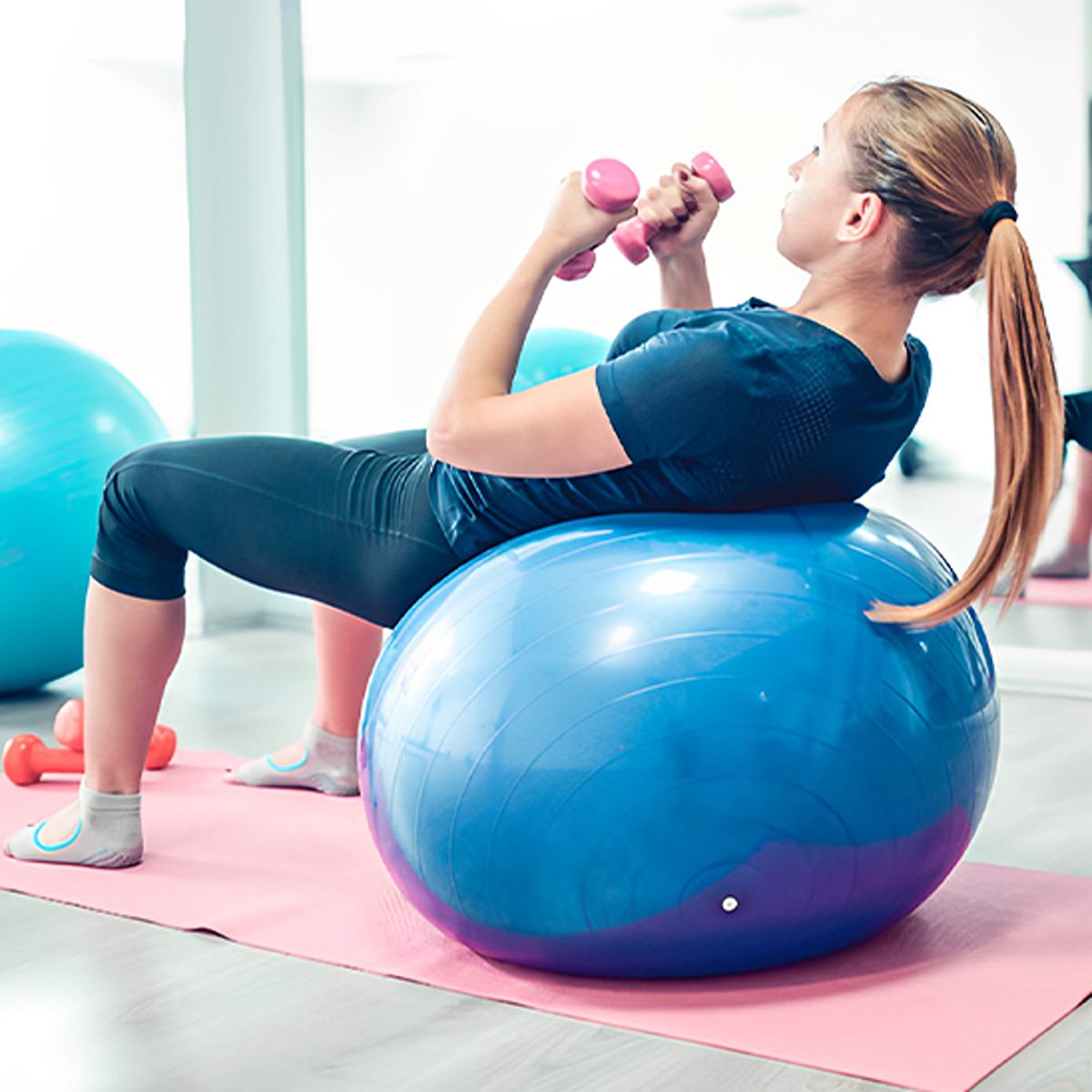 Swiss Ball Luna 65 - 75 cm doux -femme dos appuyer sur ballon sur tapis de yoga rose Fitness et pilates à domicile - Soiflex